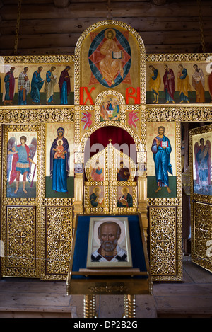 Antarktis - verzierte ikonostase am Trinity Kirche, Russisch-orthodoxe Kirche auf King George Island, South Shetland Inseln. Es befindet sich auf einer kleinen felsigen Anhöhe in der Nähe von Russischen Bellingshausen Station Forschungsbasis liegt. Der sibirischen Zeder konstruiert und Kiefer mit speziellen Verstärkungen gegen die rauen Wetter der Antarktis, Trinity Kirche wurde 2004 geweiht und ist die südlichste der Östlichen Orthodoxen Kirche in der Welt. Stockfoto