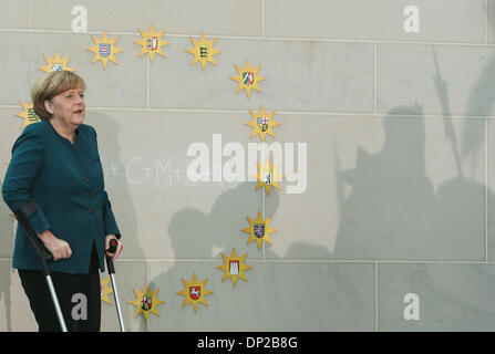 Berlin, Deutschland. 7. Januar 2014. Bundeskanzlerin Angela Merkel steht mit Krücken, wie sie einen Empfang mit jungen Sternsinger im Kanzleramt in Berlin, Hauptstadt der Bundesrepublik Deutschland, am 7. Januar 2014 besucht. Bundeskanzlerin Angela Merkel hat ihr Becken in einem Langlauf-Unfall in der Schweiz verletzt und müssen mehrere Besprechungen absagen, sagte ihr Sprecher Steffen Seibert am Montag. Bildnachweis: Zhang Fan/Xinhua/Alamy Live-Nachrichten Stockfoto