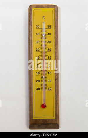 Ein Thermometer an der Wand Stockfoto