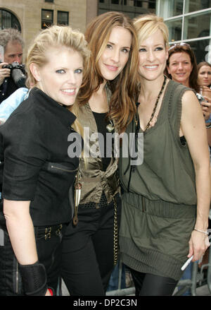 26. Mai 2006; New York, NY, USA; Sänger NATALIE MAINES, EMILY ROBISON und MARTIE MAGUIRE aus der "Dixie Chicks" bei Apple Plaza Aftering, die auf "The Early Show". Obligatorische Credit: Foto von Nancy Kaszerman/ZUMA Press. (©) Copyright 2006 von Nancy Kaszerman Stockfoto