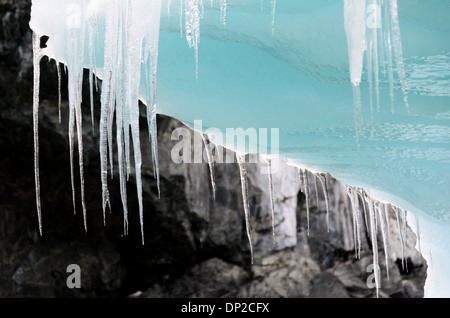 Antarktis - lange Eiszapfen hängen von der Kante eines Eisbergs in Cierva Cove in der Antarktis. Stockfoto