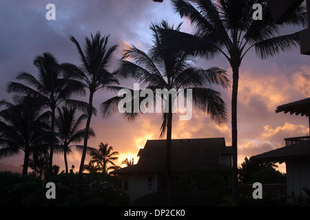 27. Mai 2006; Kauai, HI, Vereinigte Staaten;  Sonnenaufgang am Poipu Beach auf der hawaiianischen Insel Kauai.  Obligatorische Credit: Foto von Marianna Day Massey/ZUMA Press. (©) Copyright 2006 von Marianna Tag Massey Stockfoto