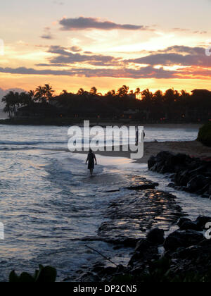 27. Mai 2006; Kauai, HI, Vereinigte Staaten; Sonnenuntergang am Poipu Beach auf der hawaiianischen Insel Kauai.  Obligatorische Credit: Foto von Marianna Day Massey/ZUMA Press. (©) Copyright 2006 von Marianna Tag Massey Stockfoto