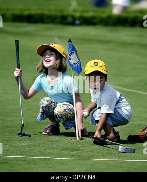 27. Mai 2006; Port St. Lucie, FL, USA; Nellie, 5 Links, und ihr Bruder Nicholas Carobene, 2, versuchen Sie, ihre Fähigkeiten am Samstag während PGA Golf-Jugendtag im PGA-Lernzentrum stellen. Alle jungen Teilnehmer erhielt goodie Bags für setzen, fahren und laufen in den Löffel Rennen.  Obligatorische Credit: Foto von Meghan McCarthy/Palm Beach Post/ZUMA Press. (©) Copyright 2006 von Palm Beach P Stockfoto