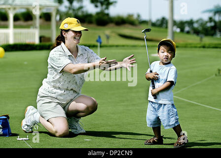 27. Mai 2006; Port St. Lucie, FL, USA; Nicholas Carobene, 2, versucht, mit Hilfe von seiner Mutter Nancy Carobene, links, während PGA Golf Jugendtag im Lernzentrum PGA Samstag putt. Alle jungen Teilnehmer erhielt goodie Bags für setzen, fahren und laufen in den Löffel Rennen.  Obligatorische Credit: Foto von Meghan McCarthy/Palm Beach Post/ZUMA Press. (©) Copyright 2006 von Stockfoto