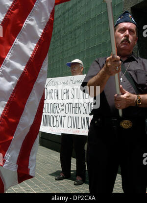 28. Mai 2006; Manhattan, NY, USA; Jay Janson, 74, Manhattan, ein Korea-Krieg-Veteran hält ein Schild und Hugh R. Bruce, Brooklyn, ein Vietnam-Veteran hält eine Fahne als Veterans For Peace Sponsoren der Gedenk-Veteranen-Jahresversammlung, Erinnerung an Opfer des Krieges mit einem Festakt in der Vietnam Veterans Memorial in lower Manhattan und marschieren zu einer Blume, die Zeremonie am Meer werfen wa Stockfoto