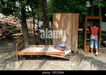 29. Mai 2006 - Yogyakarta, Java, Indonesien - Yanti, Hausfrau, stellt Kleidung entfernt in einem unbeschädigten Schrank. Ihr Bein wurde während des Erdbebens in Botokencono Dorf, Banguntapan, Bantul verletzt. Internationaler Hilfe beginnt in Java Insel strömen wo der Stärke 6,3 Beben kurz vor 06:00 am vergangenen Samstag nun mehr als 5.800 Menschen zu töten. Obligatorische Credi Stockfoto