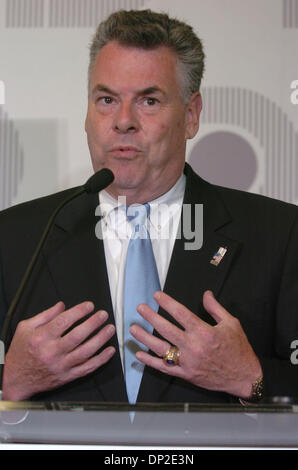 31. Mai 2006; Manhattan, NY, USA; Kongressabgeordneten PETER KING, Vorsitzender des House Committee on Homeland Security spricht, wie der Durst Organisation der Durst Feuer Repeater Kommunikationssystem in einer Pressekonferenz und Demonstration ihrer 4 Times Square Building präsentiert. Der Durst-Repeater wird die Feuerwehr mit einer zusätzlichen Schicht der Kommunikation ermöglicht das Feuer Depar bieten Stockfoto