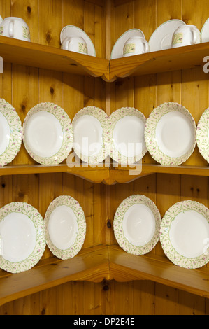 Platten Stand am Rand auf Eckregale in einer Landhausküche. Stockfoto
