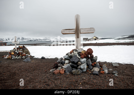 Antarktis - ein kleiner Friedhof an die ehemalige Walfangstation an Whalers Bay, Deception Island. Deception Island, in der South Shetland Inseln, ist eine Caldera des Vulkans und besteht aus vulkanischem Gestein. Stockfoto