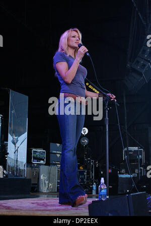 31. Mai 2006; Portsmouth, VA, USA; Sängerin und Songwriterin JEWEL erwärmt sich das Publikum bei der Netelos Pav in Portsmouth, VIRGINIA. Obligatorische Credit: Foto von Jeff Moore/ZUMA Press. (©) Copyright 2006 von Jeff Moore Stockfoto