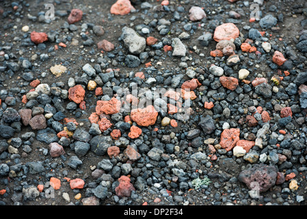 Vulcanic Pebbles and Stones Deception Island Antarctica // TÄUSCHUNGSINSEL, Antarktis — Eine Nahaufnahme der vulkanischen Kieselsteine und Steine am Strand von Whalers Bay auf Deception Island. Die Dezeption Island auf den South Shetland Islands ist eine Caldera eines Vulkans und besteht aus vulkanischem Gestein. Stockfoto