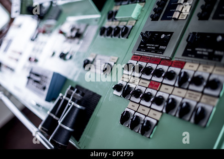 Antarktis - Navigations- und Kommunikationssysteme auf der Brücke der Antarktis Kreuzfahrt Schiff Polar Pioneer, einem russischen Schiff von Aurora Expeditions betrieben. Stockfoto