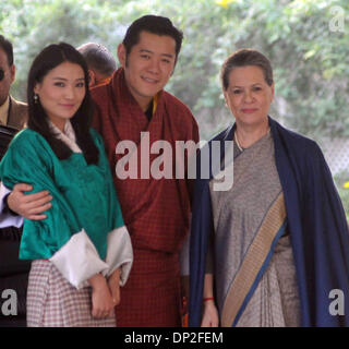 Neu-Delhi, Indien. 7. Januar 2014. Bhutans König Jigme Khesar Namgyel Wangchuck (C, vorne) und Königin Jetsun Pema Wangchuck (L, vorn) posieren für Fotos mit indischen Kongresspartei Präsident Sonia Gandhi (R) in Neu-Delhi, Indien, 7. Januar 2014. Bildnachweis: Partha Sarkar/Xinhua/Alamy Live-Nachrichten Stockfoto