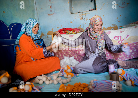 Bilbeis, Ägypten: Junge ägyptische Frauen als Näherin zu Hause für Sekem Unternehmen um ein kleines Einkommen zu haben Stockfoto