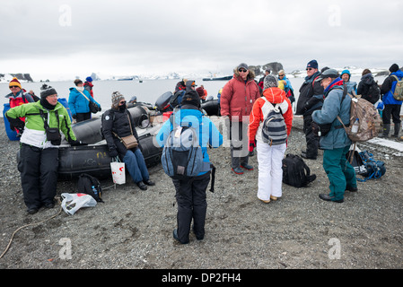Touristen kommen an der Basis Presidente Eduardo frei Montalva King George Island South Shetland Islands Antarktis / KING GEORGE ISLAND, Antarktis - Touristen kommen an der Basis Presidente Eduardo frei Montalva auf der eisfreien Halbinsel Fildes an, Chiles wichtigster antarktischer Basis und Hauptflugplatz des Kontinents. Die von der chilenischen Luftwaffe betriebene Basis wuchs aus einer 1969 eingeweihten Wetterstation und ist heute ein weitläufiges Logistikzentrum, das um den Teniente Rodolfo Marsh Martín-Flugplatz gebaut wurde – einer der wenigen permanenten Landebahnen in der Antarktis mit einem Kiesstreifen Stockfoto