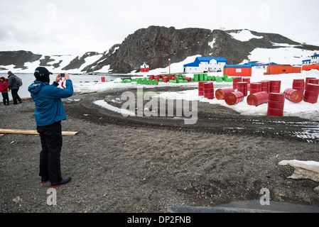 Antarktis - Touristen ankommen in Base Presidente Eduardo Frei Montalva auf King George Island in der Antarktis. Die Basisstation ist der wichtigste der chilenischen Antarktis wissenschaftliche Grundlagen für die Forschung und verfügt über eine Landebahn, die sich auf touristische Charterflüge zur Verfügung steht. Stockfoto