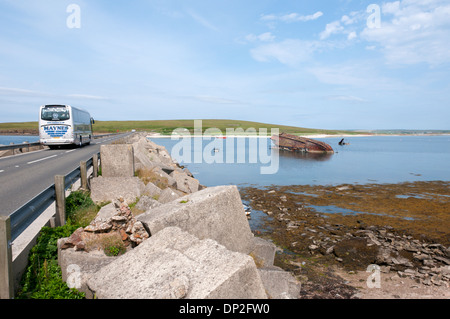 Reste einer Blockship neben Churchill Barrier 3 zwischen Blick Holm und Burray, Orkney. Stockfoto