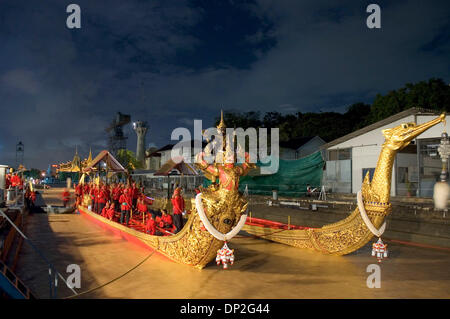 2. Juni 2006; Bangkok, THAILAND; Die Prozession der königlichen Barke erfolgt vor dem Grand Palace, Bangkok, Thailand, im Rahmen der Feierlichkeiten anlässlich des 60. Jahrestages der geliebten König Thailands Aufstieg auf den Thron. Die zwei Schiffe hier sind Subanahongsa und Narayana Song Suban (nächste). Die Prozession der königlichen Barke ist seit der Ayu ein Teil der thailändischen tradition Stockfoto