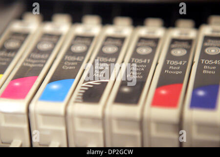 3. Juni 2006; Los Angeles, Kalifornien, USA; Epson Drucker Farbtintenpatronen.  Obligatorische Credit: Foto von Marianna Day Massey/ZUMA Press. (©) Copyright 2006 von Marianna Tag Massey Stockfoto