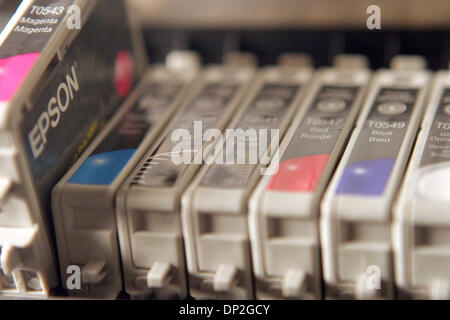 3. Juni 2006; Los Angeles, Kalifornien, USA; Epson Drucker Farbtintenpatronen.  Obligatorische Credit: Foto von Marianna Day Massey/ZUMA Press. (©) Copyright 2006 von Marianna Tag Massey Stockfoto