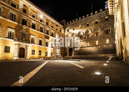 Nachtansicht der Piazza Salimbeni in Siena, Italien Stockfoto