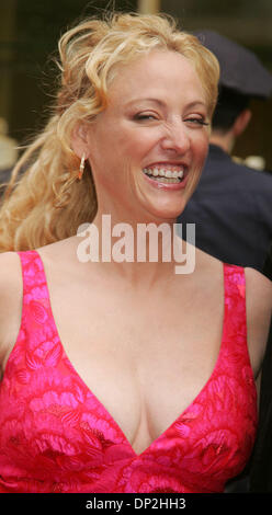 4. Juni 2006; New York, NY, USA; Schauspielerin VIRGINIA MADSEN an die Eingänge für die New Yorker Premiere von "A Prairie Home Companion" an der DGA-Theater statt. Obligatorische Credit: Foto von Nancy Kaszerman/ZUMA Press. (©) Copyright 2006 von Nancy Kaszerman Stockfoto