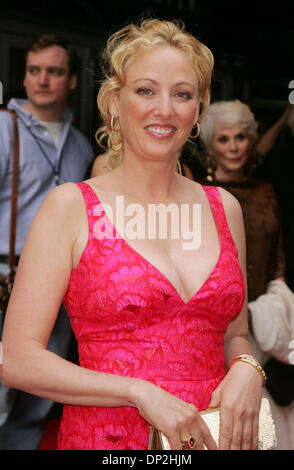 4. Juni 2006; New York, NY, USA; Schauspielerin VIRGINIA MADSEN an die Eingänge für die New Yorker Premiere von "A Prairie Home Companion" an der DGA-Theater statt. Obligatorische Credit: Foto von Nancy Kaszerman/ZUMA Press. (©) Copyright 2006 von Nancy Kaszerman Stockfoto