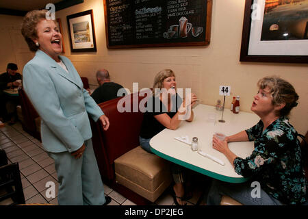 6. Juni 2006; Encinitas, Kalifornien, USA; Wahltag in San Diego County, richten sich alle Augen auf das Rennen um die 50. Kongreßbezirk, RANDY "DUKE" CUNNINGHAM zu ersetzen. Demokratischer Kandidat FRANCINE BUSBY tourte ihren Bezirk in den Morgen drängen Menschen abstimmen.  Im Honig's Cafe in Encinitas begegneten wir FRANCINE BUSBY, links, Freund und Unterstützer DENISE FIDEL, ganz rechts, und ein weiteres suppo Stockfoto