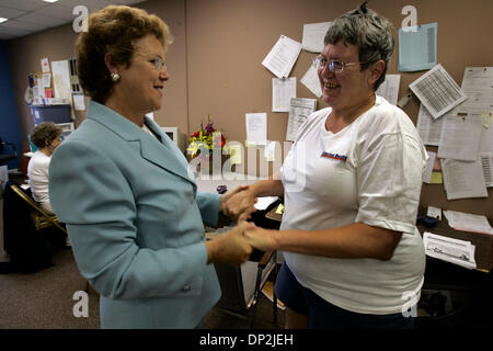 6. Juni 2006; Cardiff, Kalifornien, USA; Wahltag in San Diego County, richten sich alle Augen auf das Rennen um die 50. Kongreßbezirk, RANDY "DUKE" CUNNINGHAM zu ersetzen. Demokratischer Kandidat FRANCINE BUSBY tourte ihren Bezirk in den Morgen drängen Menschen abstimmen.  In ihrem Cardiff zentrale Dienstagmorgen FRANCINE BUSBY, links, CAROL FEHNER dankte, eines ihrer vielen Freiwilligen, die operat Stockfoto