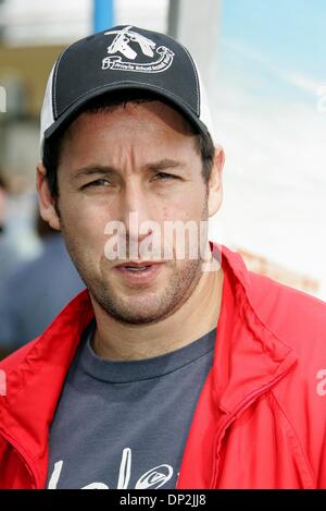 8. August 2006 - Westwood, LOS ANGELES, USA - ADAM SANDLER. SCHAUSPIELER. DIE BANKDRÜCKER, PREMIERE. WESTWOOD, LOS ANGELES, USA.04-02-2006.LAR69274.K49255. (Kredit-Bild: © Globe Photos/ZUMAPRESS.com) Stockfoto