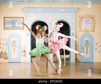 Angelina Ballerina de Pointe mit ihrer Freundin im Studio fotografiert. Stockfoto