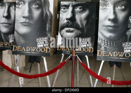 6. Juni 2006; Hollywood, Kalifornien, USA; Plakate für die Premiere von der HBO einrichten hit TV-Serie "Deadwood" im Cinerama Dome in Hollywood. Obligatorische Credit: Foto von Marianna Day Massey/ZUMA Press. (©) Copyright 2006 von Marianna Tag Massey Stockfoto