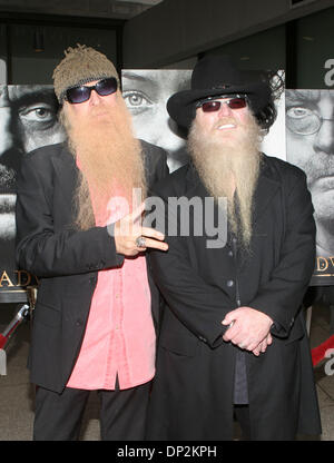 6. Juni 2006; Hollywood, Kalifornien, USA; BILLY GIBBONS und DUSTY HILL von ZZ TOP kommt für die Premiere von der HBO TV-Serie "Deadwood" im Cinerama Dome in Hollywood getroffen. Obligatorische Credit: Foto von Marianna Day Massey/ZUMA Press. (©) Copyright 2006 von Marianna Tag Massey Stockfoto