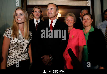 6. Juni 2006; San Diego, CA, USA; BRIAN BILBRAY, republikanischen Kandidaten in CaliforniaÕs 50. Kongreßbezirk, center, mit seiner Tochter Briana, links, Sohn Patrick, Frau Karen und Tochter Shannon Miller, rechts mit TV-Reporter während einer Wahl-Nacht-Party im Westgate Hotel sprechen. Frühe Erträge zeigen BILBRAY führenden demokratischen Gegner FRANCINE BUSBY.  Obligatorische Credit: Ph Stockfoto