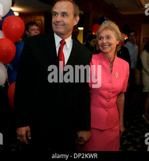 6. Juni 2006; San Diego, CA, USA; BRIAN BILBRAY, republikanischen Kandidaten in CaliforniaÕs 50. Kongreßbezirk, links und seiner Frau KAREN, Recht, kommen bei einem Wahl-Nacht-Party im Westgate Hotel. Frühe Erträge zeigen BILBRAY führenden demokratischen Gegner FRANCINE BUSBY. Obligatorische Credit: Foto von Howard Lipin/SDU-T/ZUMA Press. (©) Copyright 2006 by SDU-T Stockfoto