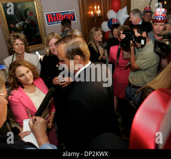 6. Juni 2006; San Diego, CA, USA; BRIAN BILBRAY, republikanischen Kandidaten in CaliforniaÕs 50. Kongreßbezirk, wird von den Anhängern während einer Wahl-Nacht-Party im Westgate Hotel begrüßt. Frühe Erträge zeigen BILBRAY führenden demokratischen Gegner FRANCINE BUSBY. Obligatorische Credit: Foto von Howard Lipin/SDU-T/ZUMA Press. (©) Copyright 2006 by SDU-T Stockfoto