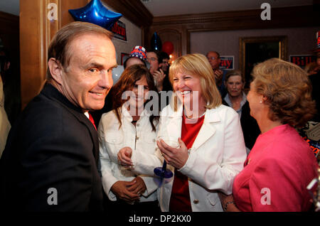 6. Juni 2006; San Diego, CA, USA; BRIAN BILBRAY, republikanischen Kandidaten in CaliforniaÕs 50. Kongreßbezirk, links, wird von Fans bei einem Wahl-Nacht-Party im Westgate Hotel begrüßt. Frühe Erträge zeigen BILBRAY führenden demokratischen Gegner FRANCINE BUSBY.  Obligatorische Credit: Foto von Howard Lipin/SDU-T/ZUMA Press. (©) Copyright 2006 by SDU-T Stockfoto