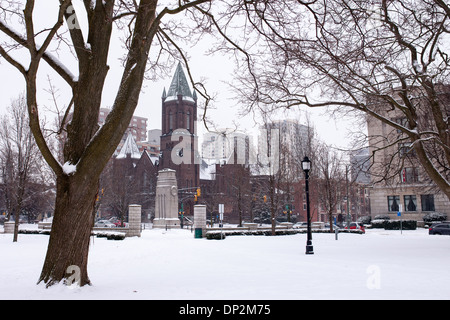 Den letzten Schneefall umfasst Bäume, Parkbänke und Trinkbrunnen im Victoria Park. Stockfoto