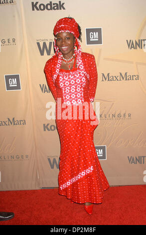 6. Juni 2006; Los Angeles, Kalifornien, USA; Schauspielerin AKOSUA BUSIA bei Frauen im Film präsentiert: "Bringt uns die Welt des Films" der 2006 Crystal Lucy Awards, im The Century Plaza Hotel statt.                                Obligatorische Credit: Foto von Paul Fenton/ZUMA KPA... (©) Copyright 2006 von Paul Fenton Stockfoto