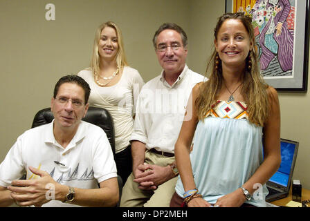 7. Juni 2006; Boca Raton, FL, USA; (l-R) Jack Margoles, Controller, Callie Higgenbotham, Vizepräsident der Produktentwicklung, Mike Albala, CEO und Marci Zaroff Gründer und Präsident der unter der Haube, Mittwoch. Obligatorische Credit: Foto von Bob Shanley/Palm Beach Post/ZUMA Press. (©) Copyright 2006 von Palm Beach Post Stockfoto