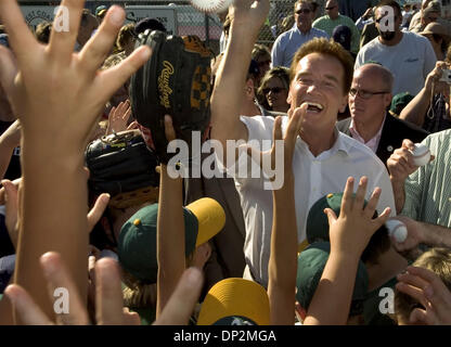 7. Juni 2006; Sacramento, Kalifornien, USA; Gouverneur ARNOLD SCHWARZENEGGER händigt Baseballs zu Auburn kleinen Leaguers in Beggs Field in Auburn, wie er seine "Schutz der California Dream Tour" Mittwoch angepfiffen.  Obligatorische Credit: Foto von Anne Chadwick Williams/Sacramento Bee/ZUMA Press. (?) Copyright 2006 von Sacramento Bee Stockfoto