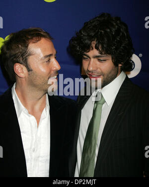 7. Juni 2006; New York, NY, USA; Schauspieler JEREMY PIVEN und ADRIAN GRENIER an die Eingänge für die 3. Saison-New York-Premiere von HBO Serie "Entourage" war das Skirball Center for the Performing Arts an der New York University. Obligatorische Credit: Foto von Nancy Kaszerman/ZUMA Press. (©) Copyright 2006 von Nancy Kaszerman Stockfoto