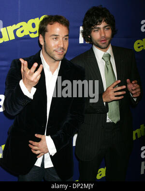 7. Juni 2006; New York, NY, USA; Schauspieler JEREMY PIVEN und ADRIAN GRENIER an die Eingänge für die 3. Saison-New York-Premiere von HBO Serie "Entourage" war das Skirball Center for the Performing Arts an der New York University. Obligatorische Credit: Foto von Nancy Kaszerman/ZUMA Press. (©) Copyright 2006 von Nancy Kaszerman Stockfoto