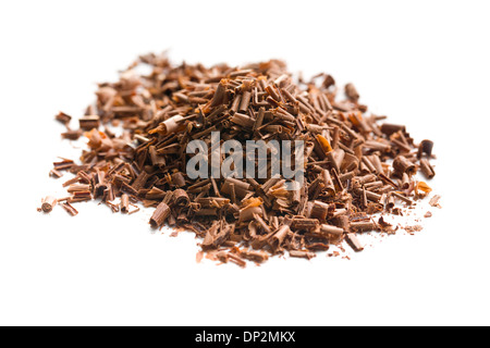 Schokoraspeln auf weißem Hintergrund Stockfoto