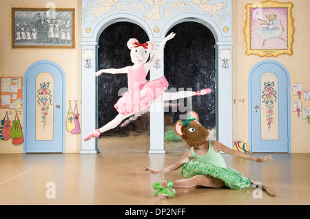 Angelina Ballerina tanzen auf der Bühne mit ihrer Freundin. Stockfoto