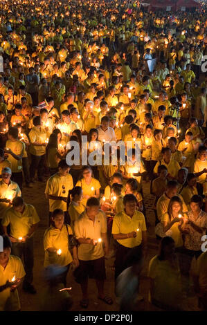 9. Juni 2006; Bangkok, THAILAND; Zehntausende von Menschen besuchte eine Candle-light-Prozession mit anschließendem Feuerwerk vor dem Grand Palace am Sanam Luang Park, Bangkok, Thailand, am 9. Juni 2006. Obligatorische Credit: Foto von Ian Buswell/ZUMA Press. (©) Copyright 2006 by Ian Buswell Stockfoto