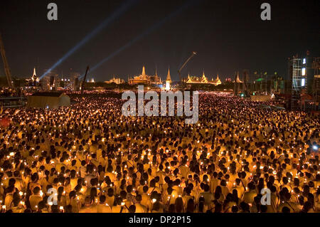 9. Juni 2006; Bangkok, THAILAND; Zehntausende von Menschen besuchte eine Candle-light-Prozession mit anschließendem Feuerwerk vor dem Grand Palace am Sanam Luang Park, Bangkok, Thailand, am 9. Juni 2006. Obligatorische Credit: Foto von Ian Stockfoto