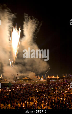 9. Juni 2006; Bangkok, THAILAND; Zehntausende von Menschen besuchte eine Candle-light-Prozession mit anschließendem Feuerwerk vor dem Grand Palace am Sanam Luang Park, Bangkok, Thailand, am 9. Juni 2006. Obligatorische Credit: Foto von Ian Stockfoto