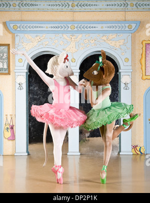 Angelina Ballerina und Freund En Pointe, fotografiert auf der Bühne. Stockfoto